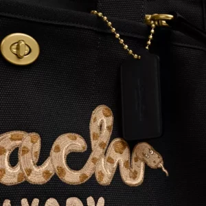 New Year Cargo Tote mit Schriftzug in Schlangenoptik*COACH Sale